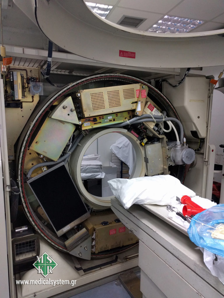 Μεταφορά αξονικού τομογράφου από την Medical Systems, ο οποίος οδηγείται για απόσυρση