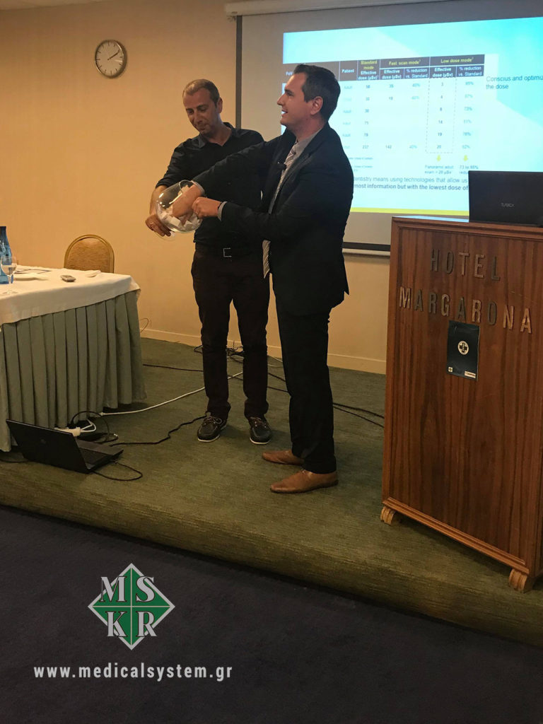 Ο κ. Στέλιος Ρωμανιάς τραβά τον τυχερό κλήρο που θα αποκτήσει την ενδοστοματική κάμερα