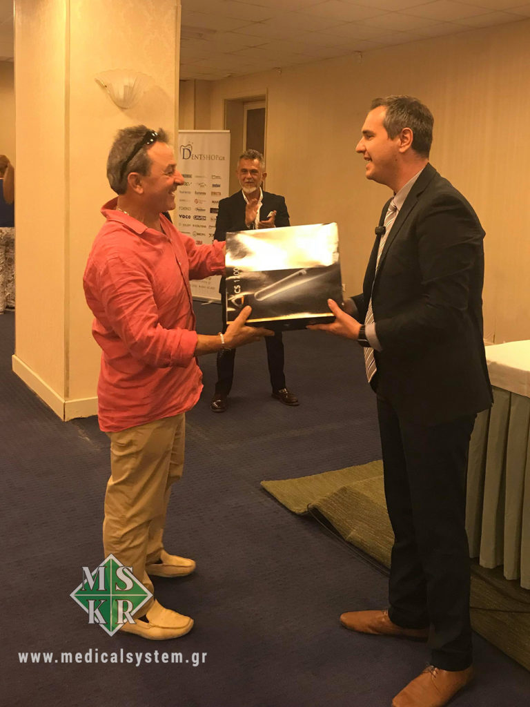 Ο νικητής παραλαμβάνει την ενδοστοματική κάμερα CS1200 της Carestream Dental, προσφορά δώρου από την Medical Systems