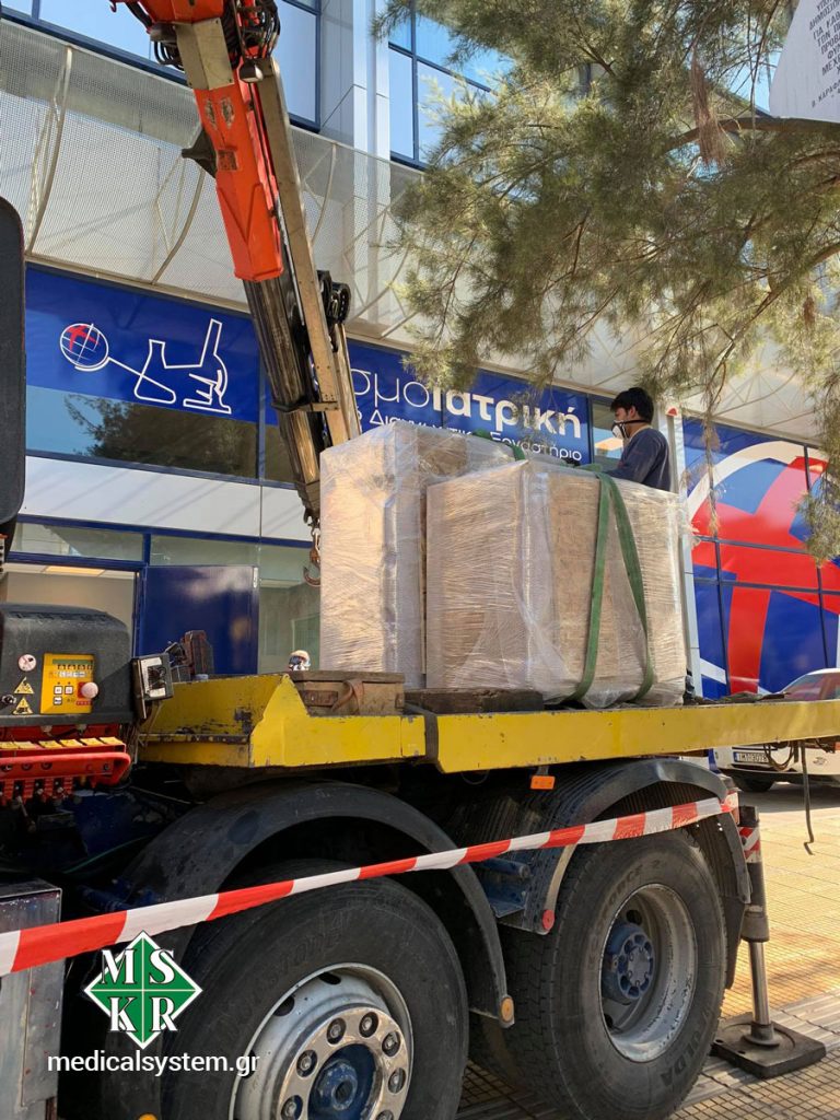 Στιγμιότυπα από τη μεταφορά του εξοπλισμού hot lab με γερανοφόρου οχήματος